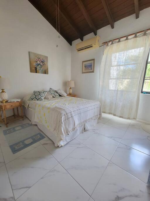 24 Maple Gardens Apartment Бриджтаун Екстериор снимка